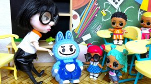 ЛАБУБУ ИГРАЛИ - ШКОЛУ ПРОГУЛЯЛИ😂 и в бассейн упали💦 куклы ЛОЛ сюрприз мультики Даринелка