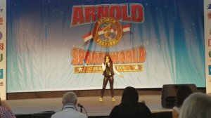 Поёт Ashley Marina