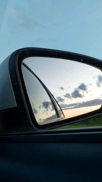 Вид в автомобильное зеркало.