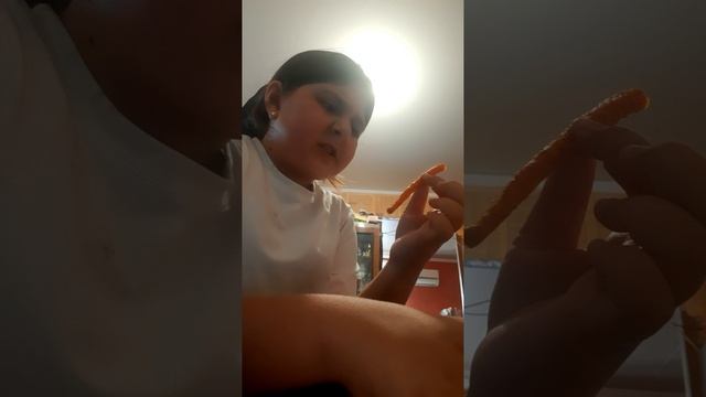 пробую снеки. я думала, что они не острые.!!!!!!