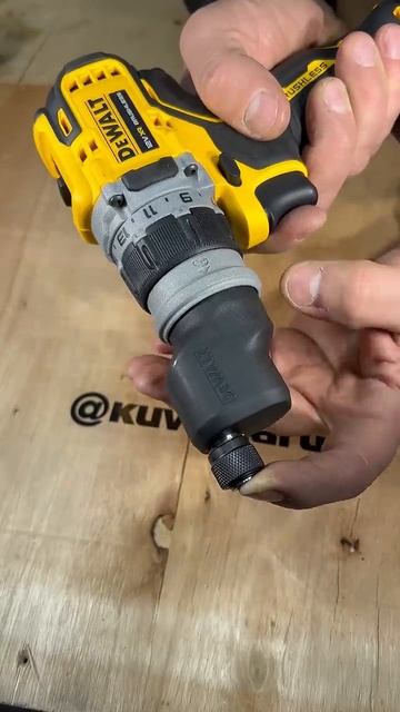 Шуруповерт с набором насадок DeWALT DCD 703 L2T в действии 😎👍 смотреть онлайн