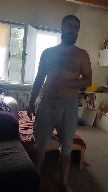 Саша научился бить на расстоянии как настоящий каратист.mp4