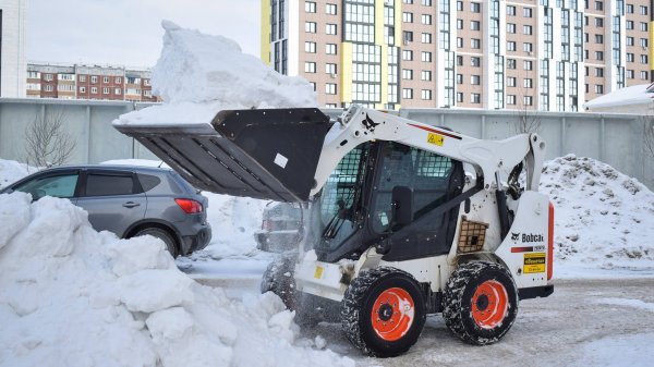 Мини-погрузчик Bobcat S530. Уборка снега. / Bobcat S530 side-turn loader. Snow removal.