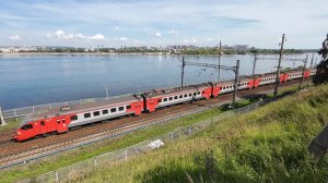 Иркутск: грузовые и пассажирские поезда РЖД едут вдоль Ангары | Транссиб