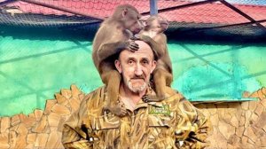 Это просто СМЕХ!!! Люся с бандой не дают кормить медведей и просто вцепились в меня и Влада)))