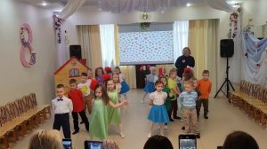 Вход на утренник 8 Марта средняя группа