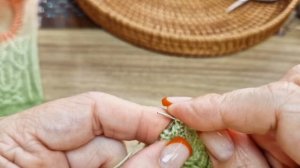 Две петли вместе одной скрещенной лицевой с наклоном вправо.