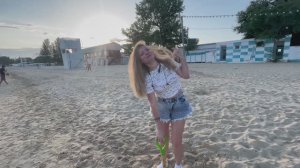 Нашла себе помощницу лопату по пляжу носить! Посмотрим, принесет ли она мне удачу👌