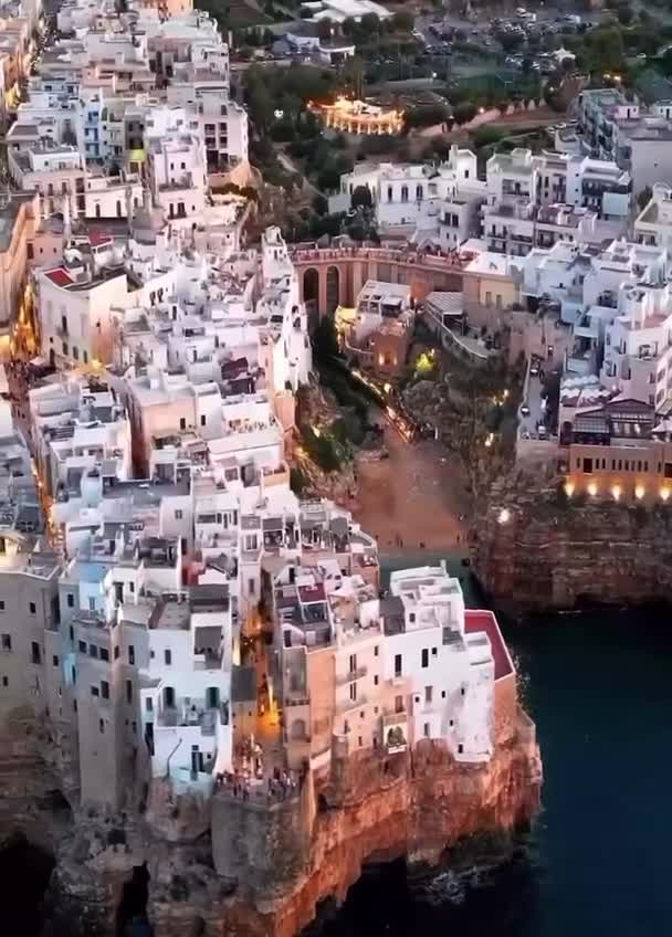 Апулия занимает значительную часть Южного Италийского полуострова, который напоминает форму сапог... смотреть онлайн