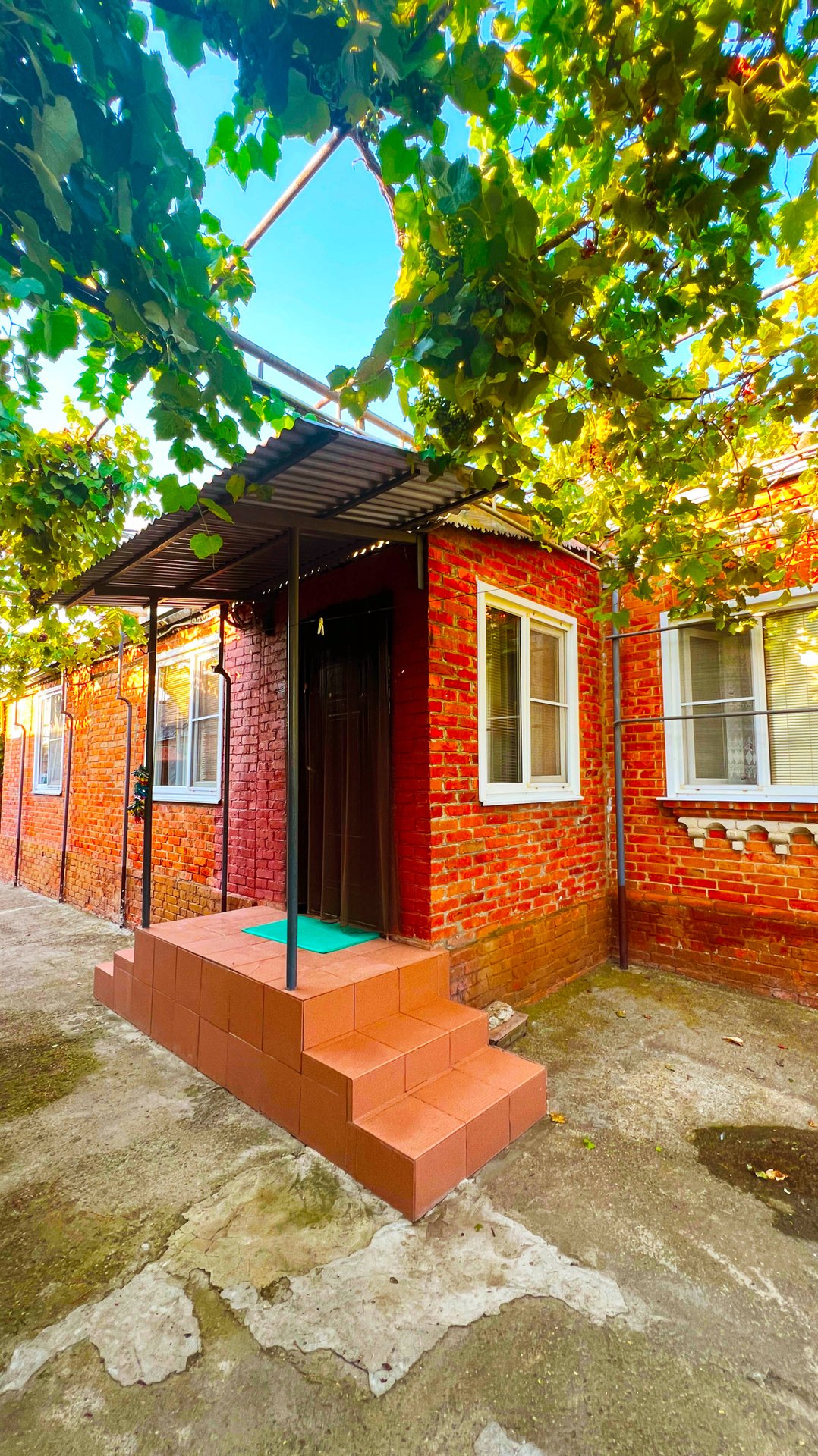 Домик у реки с великолепным фруктовым садом смотреть онлайн