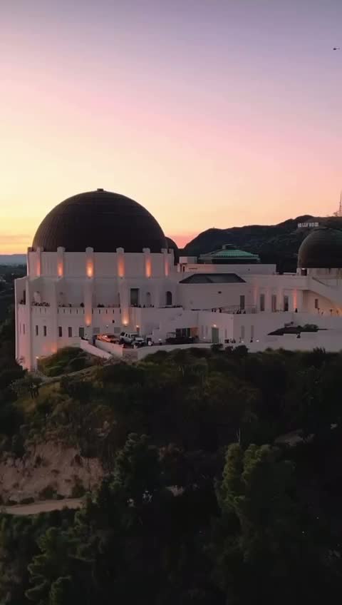 Лос-Анджелес - крупнейший город США, расположенный на побережье Тихого океана. Город занимает бол... смотреть онлайн