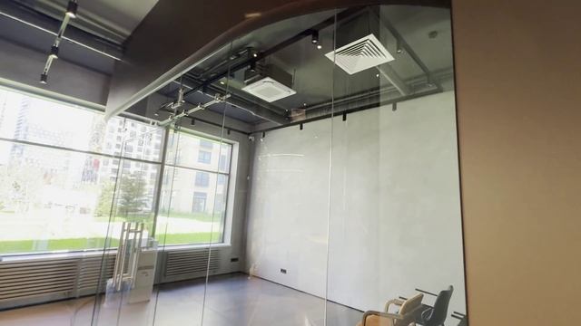 Раздвижные стеклянные конструкции для зонирования пространства в торговой среде смотреть онлайн