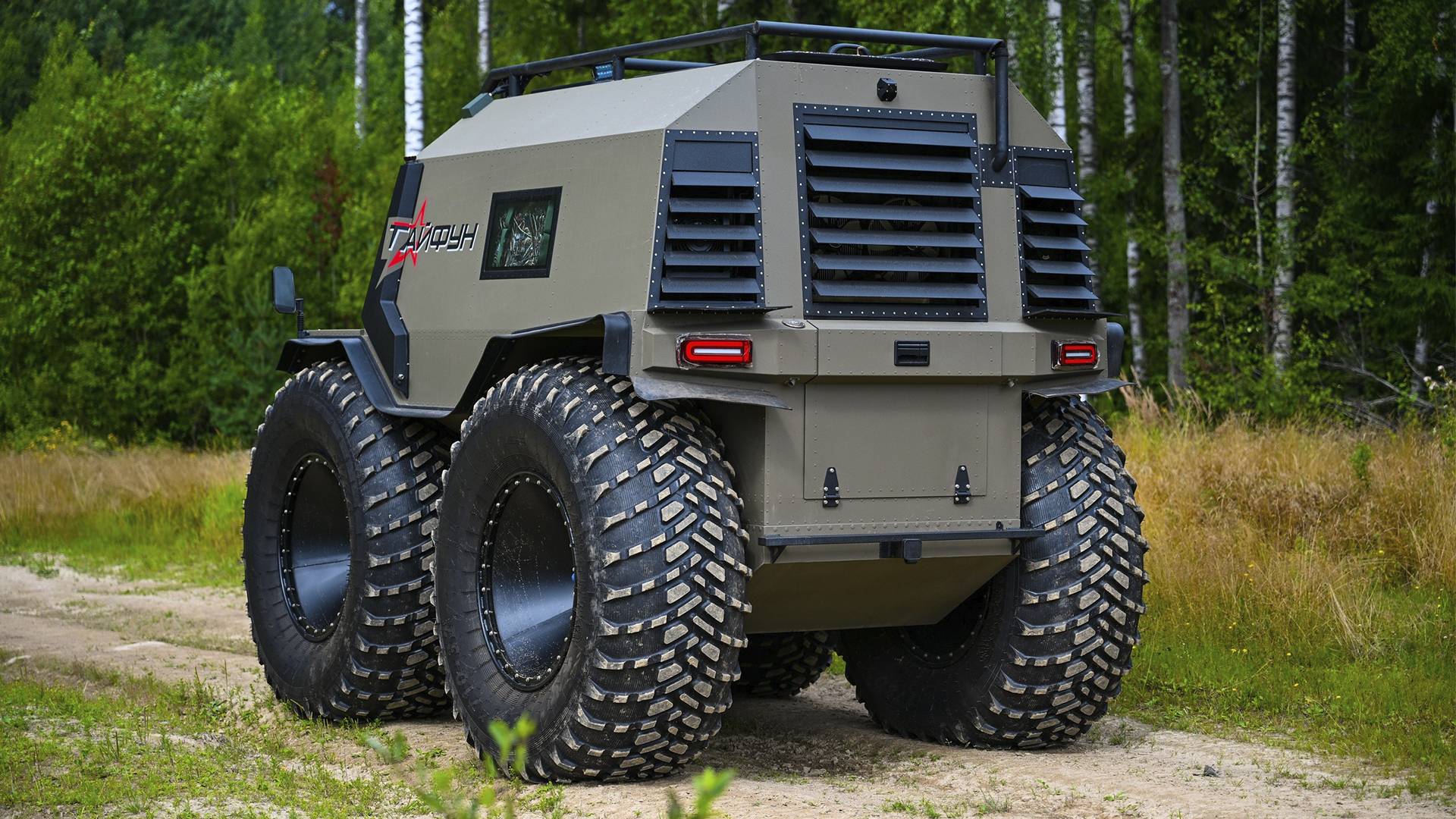 Самый быстрый бортоповоротный вездеход в России. Двигатель 3.2 АКПП. Мощь, скорость и адреналин. смотреть онлайн