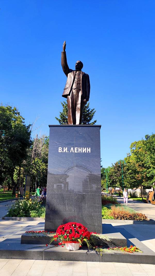 Белгород. В парке им.Ленина вернули памятник Ильича на свое место, после 5 лет реставрации #shorts смотреть онлайн