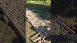 Подготовка основания и бетонирование дорожки.