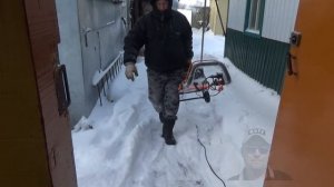 Работа электрического снегоуборщика ＂Carver STE 2346 в ограниченном пространстве.