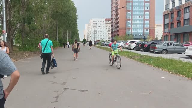 1.09.25 Булатик рассекает на большом папином велосипеде смотреть онлайн