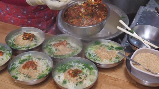 Ресторан лапши, который продает 1000 мисок в день, Корейская традиционная лапша смотреть онлайн