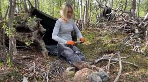 ОДИНОЧНЫЙ ПОХОД. БУШКРАФТ укрытие из пончо-тента. Готовлю ЕДУ на костре В ЛЕСУ