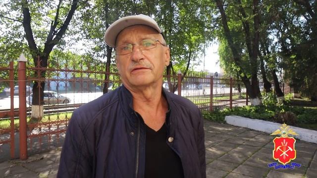 В Кемерове полицейские поблагодарили местного жителя, который вернул горожанину сумку смотреть онлайн