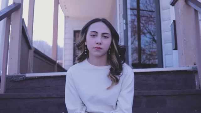 Поёт Ashley Marina смотреть онлайн