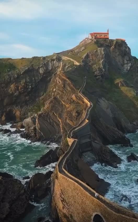 На берегу Бискайского залива, рядом с мысом Кабо-де-Мачичако, находится Сан-Хуан-де-Гастелугаче-ч... смотреть онлайн