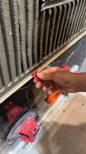 Укладка керамогранита на инсталляцию