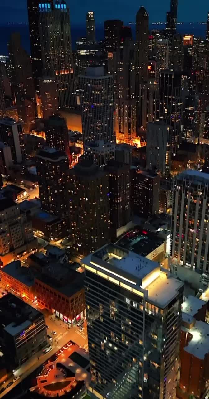 Чикаго, крупнейший город штата Иллинойс, расположенный на берегу озера Мичиган, известен своей вт... смотреть онлайн