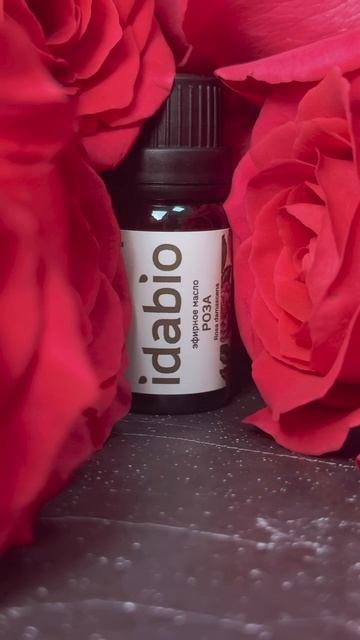 В одной капле — душа сотни лепестков. 🌹