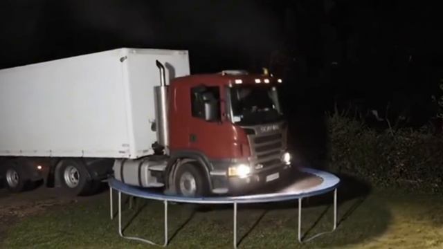 Уличная камера засекла дикую фуру, которая решила попрыгать на батуте #shorts