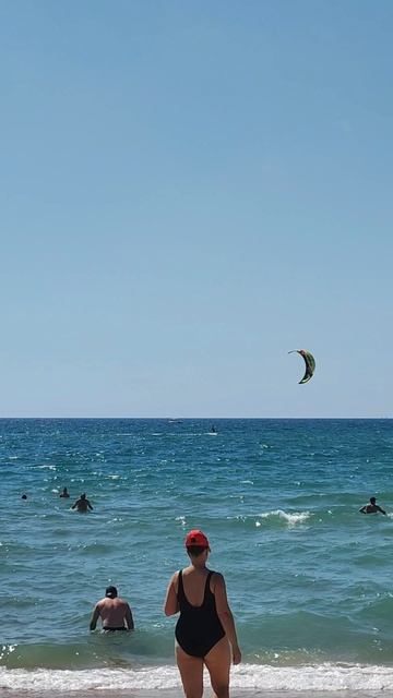 Ветер на море это простор для кайтсерфингистов. смотреть онлайн