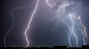 Ночная гроза с молнией в конце августа.