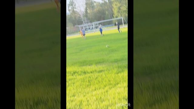 Я активно хожу быстрым шагом по стадиону, футболисты активно играют в футбол 🤾♂️⚽⛹️♀️ смотреть онлайн