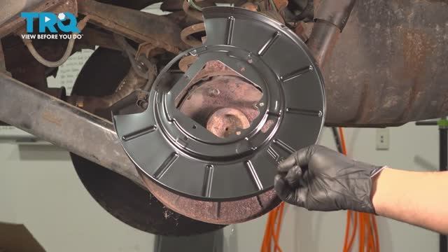 005. Как заменить защитные накладки заднего тормоза на Jeep WJ (1999 - 2004)