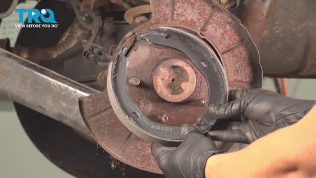 003. Как заменить колодки стояночного тормоза (ручника) на Jeep WJ (1999 - 2004)