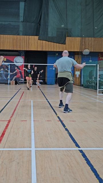 Качок играет в бадминтон с нормальными людьми смотреть онлайн