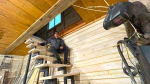 Смонтировали лестницу на 2 этаж мастерской. Настелили пол в будущей мансарде. «Скворечнику» быть!