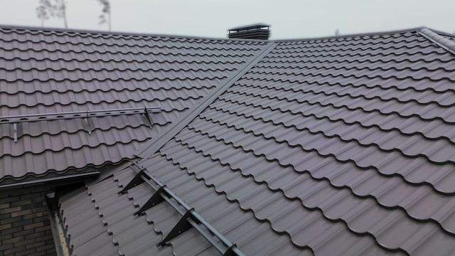 Объект с металлочерепицей "Голландия", RAL RR32 смотреть онлайн