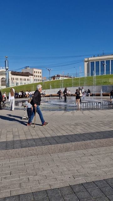 Светомузыкальный фонтан на площади Республики г. Якутска 2 сентября 2025 года. смотреть онлайн