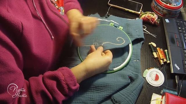 Ноготки на муслиновом платье