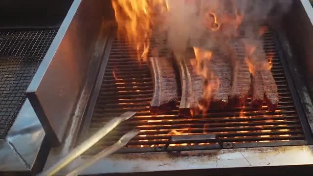 Ребрышки высшего качества, приготовленные на гриле и на соломенной плите! смотреть онлайн