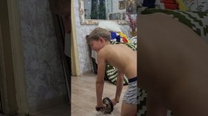 2 сентября. Кирилл качается