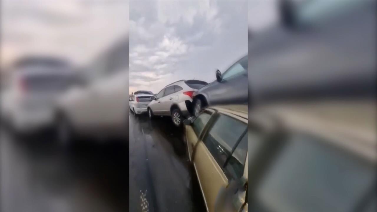 Пять легковушек и автобус устроили массовое ДТП под Ростовом