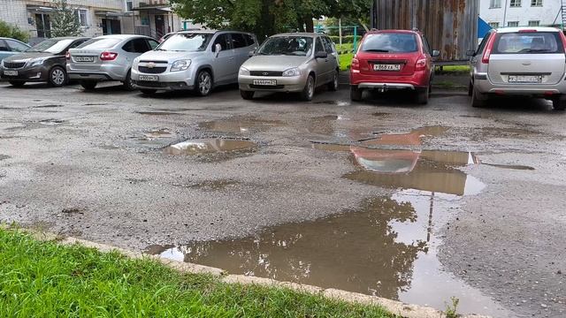 Двор многоквартирного дома. Новый Торъял. 02.09.25