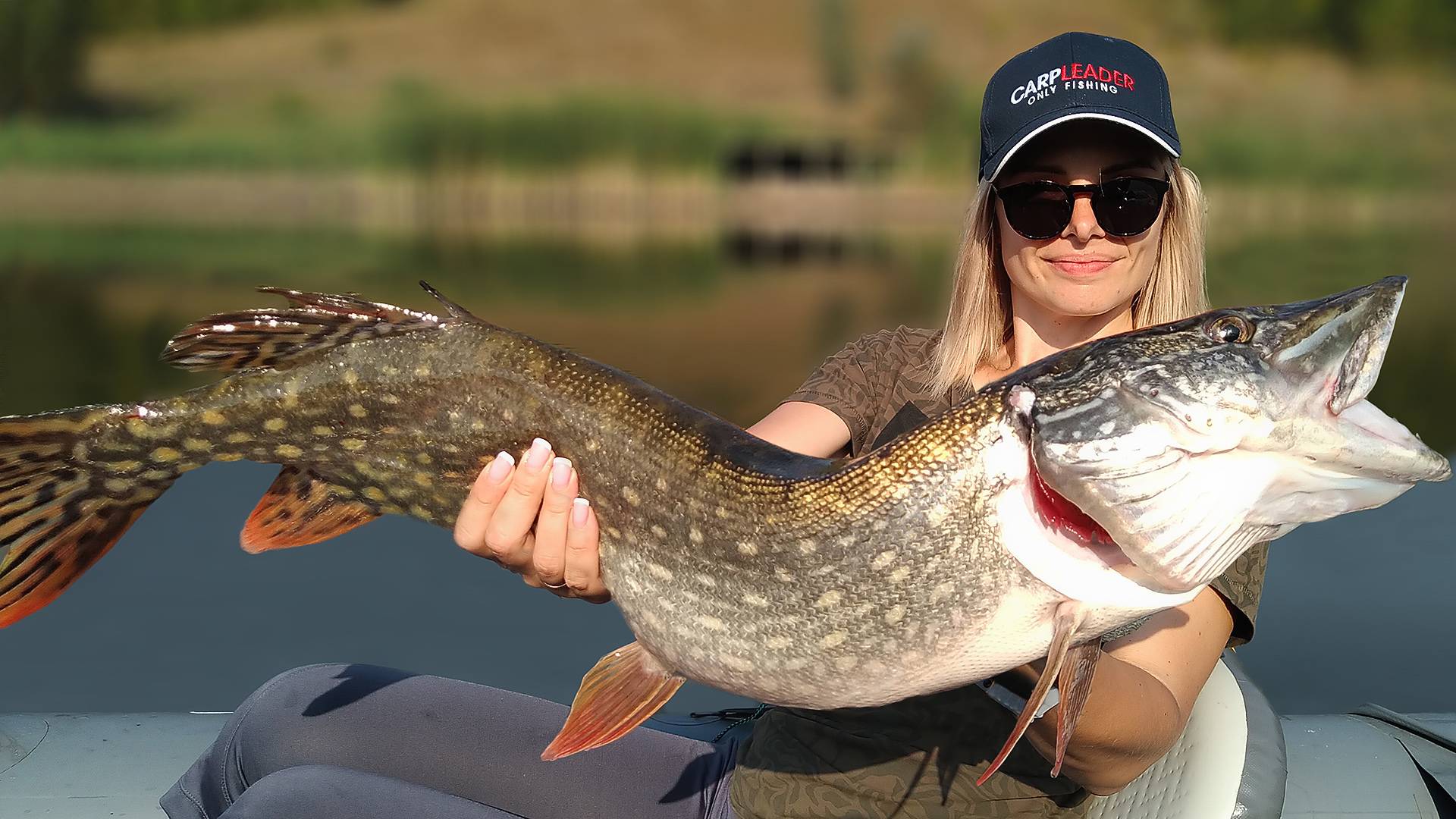 Она плакала от счастья - ПЕРВАЯ ЩУКА ЖЕНЫ! Рыбалка с женой - ловля щуки! Рыбалка на каяке смотреть онлайн