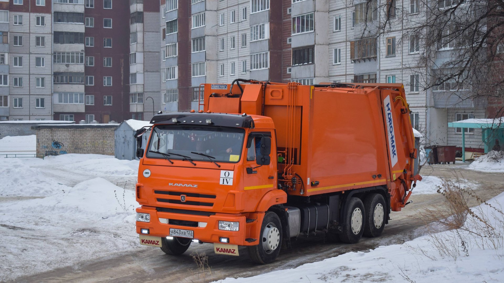 Мусоровоз HIDRO-MAK Автобау на шасси КамАЗ-65115-50 (А 843 ХВ 122). Работа с евробаками. смотреть онлайн