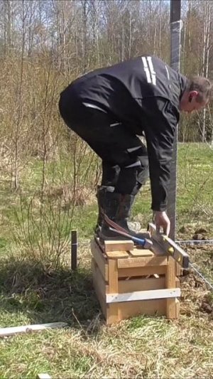 Бутование столбов для забора.