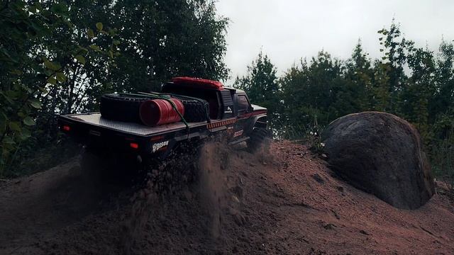 Радиоуправляемый Бизон 1/8 едет по оффроуду Crossrc EMO XL смотреть онлайн