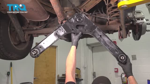 039. Как заменить задний верхний рычаг на Jeep WJ (1999 - 2004)