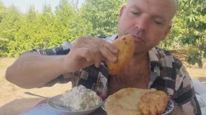 МУКБАНГ Оливье и свинина в кляре/ОБЖОР пирожок с капустой и чебурек/мокпанроссия/перекус